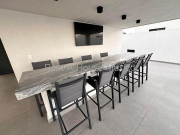 Casa de 3 niveles con doble altura, acabados en cuarzo y family room con doble terraza – Querétaro