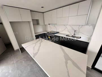 Casa de 3 niveles con doble altura, acabados en cuarzo y family room con doble terraza – Querétaro