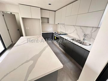 Casa de 3 niveles con doble altura, acabados en cuarzo y family room con doble terraza – Querétaro