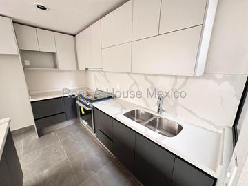 Casa de 3 niveles con doble altura, acabados en cuarzo y family room con doble terraza – Querétaro