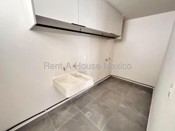 Casa de 3 niveles con doble altura, acabados en cuarzo y family room con doble terraza – Querétaro
