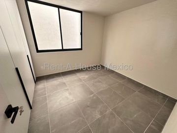 Casa de 3 niveles con doble altura, acabados en cuarzo y family room con doble terraza – Querétaro