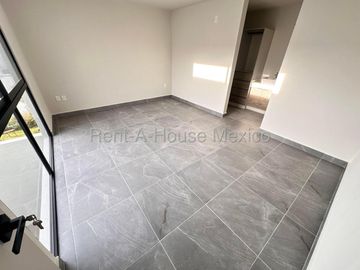 Casa de 3 niveles con doble altura, acabados en cuarzo y family room con doble terraza – Querétaro