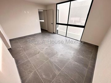 Casa de 3 niveles con doble altura, acabados en cuarzo y family room con doble terraza – Querétaro