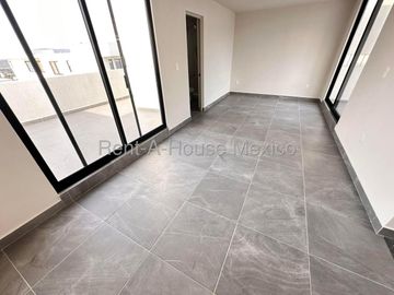Casa de 3 niveles con doble altura, acabados en cuarzo y family room con doble terraza – Querétaro