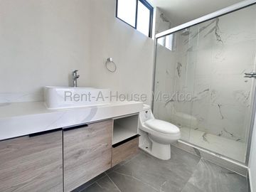 Casa de 3 niveles con doble altura, acabados en cuarzo y family room con doble terraza – Querétaro