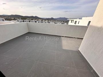 Casa de 3 niveles con doble altura, acabados en cuarzo y family room con doble terraza – Querétaro