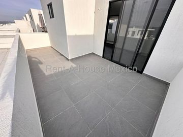 Casa de 3 niveles con doble altura, acabados en cuarzo y family room con doble terraza – Querétaro
