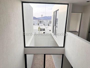 Casa de 3 niveles con doble altura, acabados en cuarzo y family room con doble terraza – Querétaro