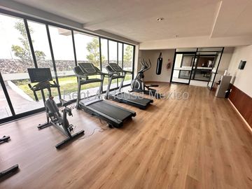 Casa de 3 niveles con doble altura, acabados en cuarzo y family room con doble terraza – Querétaro