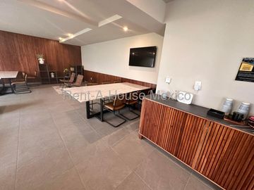 Casa de 3 niveles con doble altura, acabados en cuarzo y family room con doble terraza – Querétaro