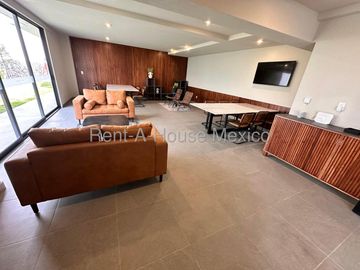 Casa de 3 niveles con doble altura, acabados en cuarzo y family room con doble terraza – Querétaro