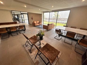 Casa de 3 niveles con doble altura, acabados en cuarzo y family room con doble terraza – Querétaro