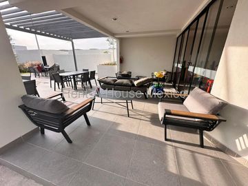 Casa de 3 niveles con doble altura, acabados en cuarzo y family room con doble terraza – Querétaro
