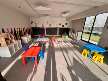 Casa de 3 niveles con doble altura, acabados en cuarzo y family room con doble terraza – Querétaro