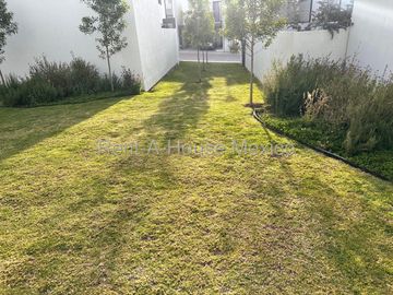 Casa de 3 niveles con doble altura, acabados en cuarzo y family room con doble terraza – Querétaro