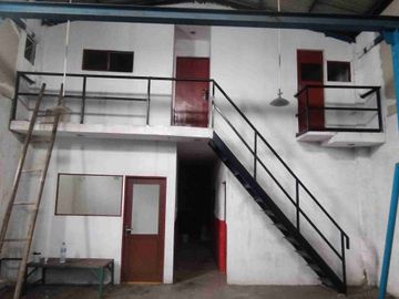Gudang kecil pinggir jalan raya narogong