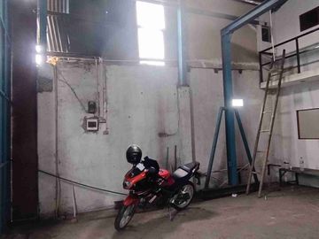 Gudang kecil pinggir jalan raya narogong