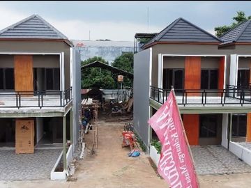 Rumah 2lantai cuma 900 juta an lokasi pinggir jalan raya dekat pintu tol Jatiwarna