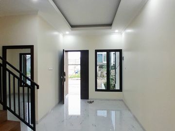Rumah 2lantai cuma 900 juta an lokasi pinggir jalan raya dekat pintu tol Jatiwarna