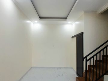 Rumah 2lantai cuma 900 juta an lokasi pinggir jalan raya dekat pintu tol Jatiwarna