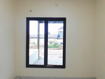 Rumah 2lantai cuma 900 juta an lokasi pinggir jalan raya dekat pintu tol Jatiwarna