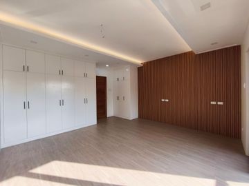 Tandang Sora Quezon City 3 Storey Townhouse For Sale 4 Bedrooms near Mindanao Ave RG