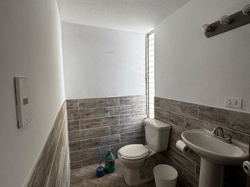 CASA EN VENTA CERCA DE AV. 16 DE SEPTIEMBRE, AV. LAS MARGARITAS, PLAZA CRISTAL