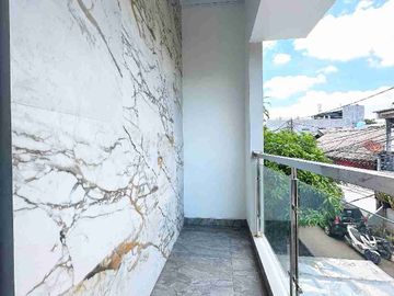 Private swimming pool Rumah MEWAH di JAKSEL TANAH 98 Meter Lokasi Premium