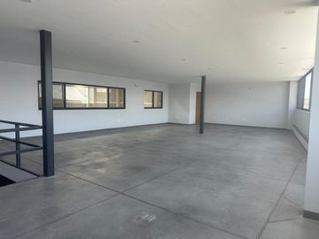 BODEGA EN RENTA NUEVA DENTRO DE PRIVADA CARRETERA SALIDA A LAGOS FRENTE A CAMPIÑA 904 M2