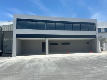 BODEGA EN RENTA NUEVA DENTRO DE PRIVADA CARRETERA SALIDA A LAGOS FRENTE A CAMPIÑA 904 M2
