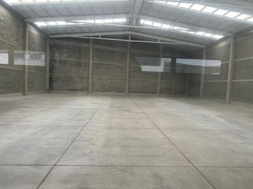 BODEGA EN RENTA NUEVA DENTRO DE PRIVADA CARRETERA SALIDA A LAGOS FRENTE A CAMPIÑA 904 M2