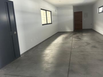 BODEGA EN RENTA NUEVA DENTRO DE PRIVADA CARRETERA SALIDA A LAGOS FRENTE A CAMPIÑA 904 M2