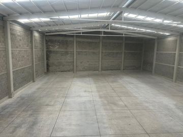 BODEGA EN RENTA NUEVA DENTRO DE PRIVADA CARRETERA SALIDA A LAGOS FRENTE A CAMPIÑA 904 M2