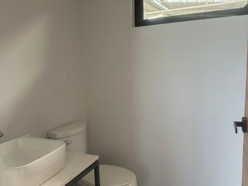 BODEGA EN RENTA NUEVA DENTRO DE PRIVADA CARRETERA SALIDA A LAGOS FRENTE A CAMPIÑA 904 M2