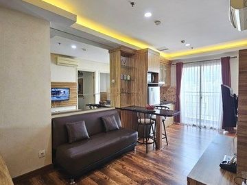 Dekat Mall Central Park & Universitas Tarumanegara & Trisakti, Disewa 2BR 49m2 Furnished Interior Bagus, Fasilitas Gym, Kolam Renang, Sky Garden