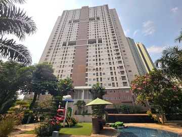 Dekat Mall Central Park & Universitas Tarumanegara & Trisakti, Disewa 2BR 49m2 Furnished Interior Bagus, Fasilitas Gym, Kolam Renang, Sky Garden