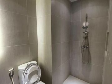 DISEWAKAN APARTEMEN PODOMORO TOWER LIBERTY LT 25 — UNIT BARU, FULL FURNISH, CUMA 100 JT/TAHUN!