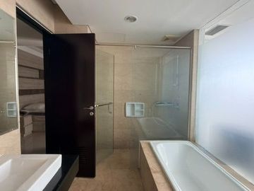 Sewa apartemen royale springhill kemayoran 3 kamar 196 meter furnish golf sea view