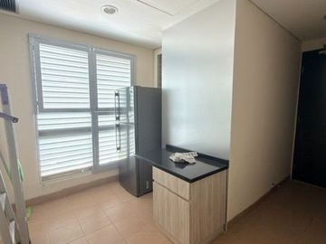Sewa apartemen royale springhill kemayoran 3 kamar 196 meter furnish golf sea view