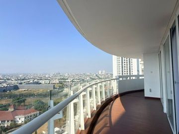 Sewa apartemen royale springhill kemayoran 3 kamar 196 meter furnish golf sea view
