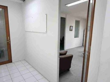 Jual Gedung Kantor 3 Lantai di Gandaria Strategis Parkir Luas