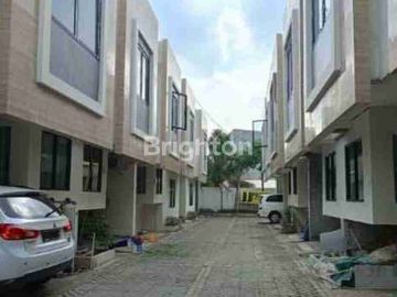 RUMAH BARU TOWN HOUSE DI PEGADUNGAN JAKARTA BARAT