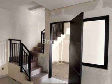RUMAH BARU TOWN HOUSE DI PEGADUNGAN JAKARTA BARAT
