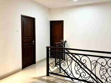 Dijual Rumah 2 Lantai Bali Mester Jatinegara Jakarta Timur SHM