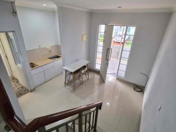 Disewakan Rumah 2 Lantai Semi Furnished Di Jalan Fairside Cluster Malibu Village - Gading Serpong