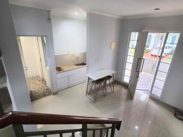 Disewakan Rumah 2 Lantai Semi Furnished Di Jalan Fairside Cluster Malibu Village - Gading Serpong