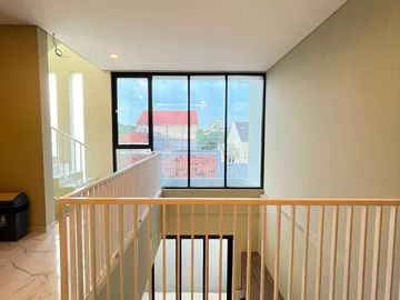Rumah Modern Tropis 4 Lantai Pulomas Jakarta Timur, Rooftop City View Garasi 4 Mobil - 5.9M Nego