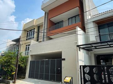 Rumah Modern Tropis 4 Lantai Pulomas Jakarta Timur, Rooftop City View Garasi 4 Mobil - 5.9M Nego