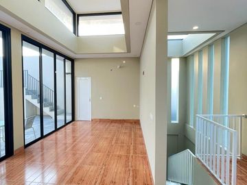 Rumah Modern Tropis 4 Lantai Pulomas Jakarta Timur, Rooftop City View Garasi 4 Mobil - 5.9M Nego